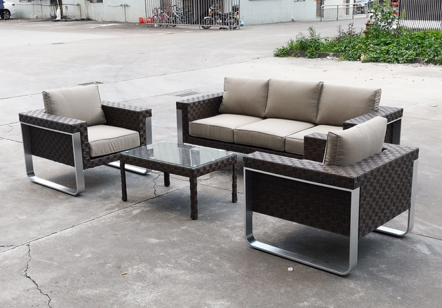 Maßgeschneidertes Rattan-Sofa für den Außenbereich im Innenhof