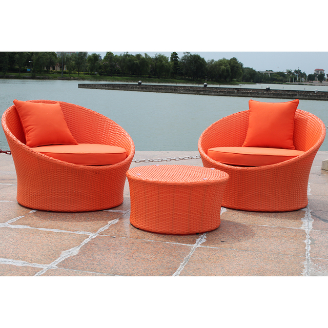 Hochwertiges Rattan-Gartensofa mit Kissen